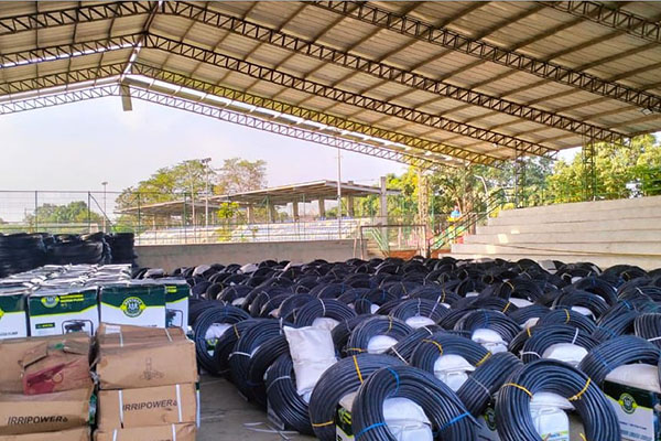 Los kits, valorados en $1.484 millones de pesos, incluyen tanques, motores, mangueras, aspersores, fertilizantes e hidroretenedores.
