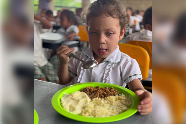  Programa de Alimentación Escolar, PAE municipal contratado por el alcalde Ronald Flórez para beneficiar a más de 1.300 niños de dos instituciones municipales. 