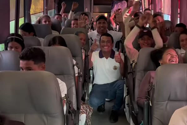 Servicio de transporte escolar con buses termoking contratados por el alcalde Ronald Flórez, para transportar a los niños a sus respectivas escuelas.