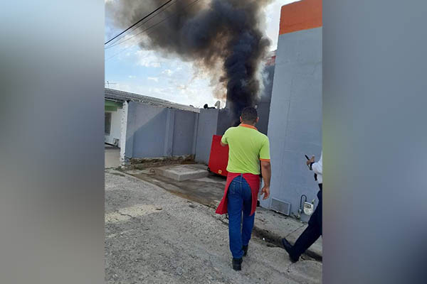 La comunidad se encuentra profundamente indignada por la falta de respuesta inmediata y el apoyo del cuerpo de bomberos ante la situación.