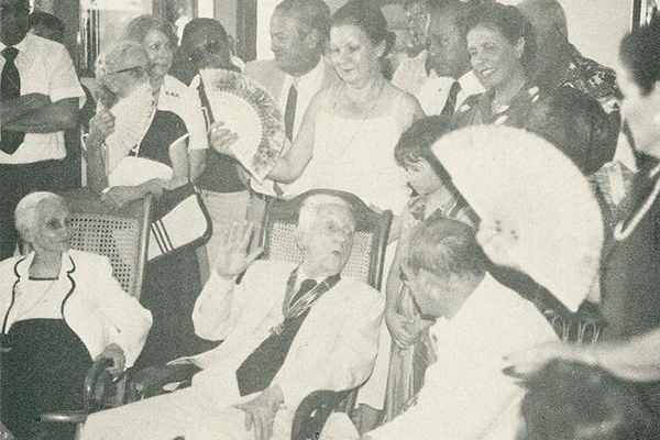 Ceremonia de la entrega de la Medalla La Orden Cruz de Boyacá a Don José Benito Vives De Andréis el 21 de noviembre de 1980.