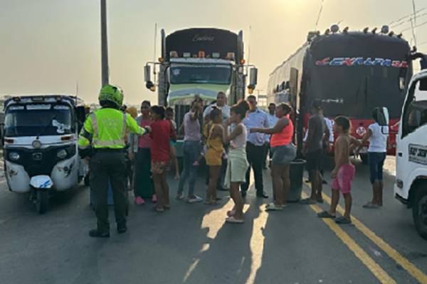 A pesar de las medidas anunciadas por la Gobernación del Magdalena, los bloqueos viales persisten en el departamento, generando malestar entre la población y afectando la economía regional.