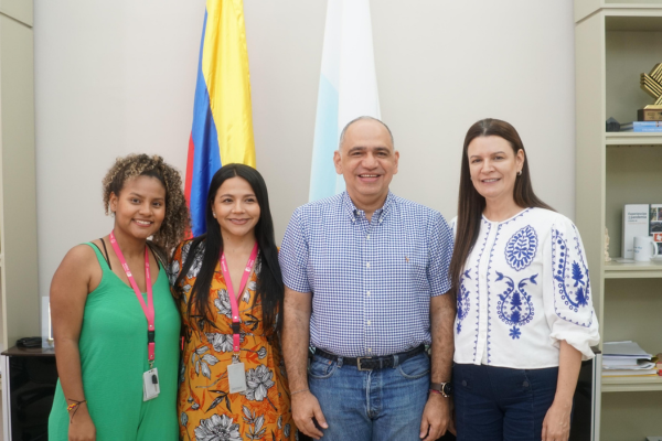 Carlos Pinedo Cuello alcalde de Santa Marta, Ingrid Gomez Ceballos secretaria de la mujer junto a las delegadas de los Viceministerios  de la Mujer y el de las Poblaciones y Territorios Excluidos.