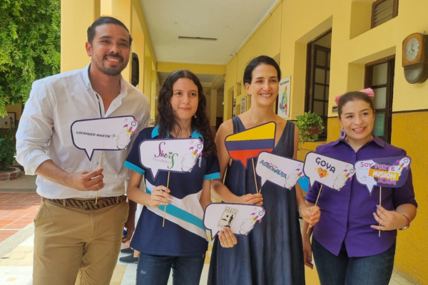 Alejandra Jaramillo Benítez en compañía de docentes de la Institución Educativa Distrital Escuela Normal Superior Maria Auxiliadora.