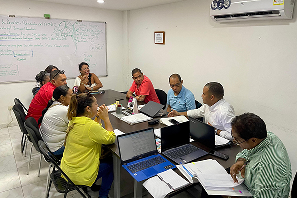 En la reunión participaron representantes de los padres de familia, docentes y funcionarios de la Secretaría de Educación. 