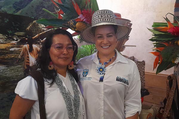 Sarita Vives, Alta Concejera de la Zona Rural de Santa Marta, en compañía de una de las mujeres indígenas tejedoras. 