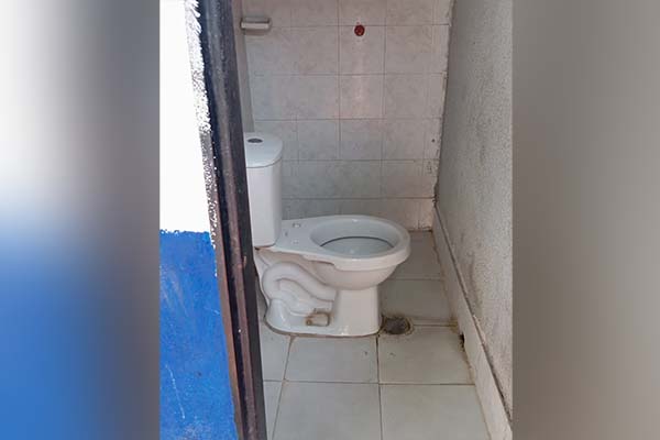 El colegio solo cuenta con 2 baños, los cuales son usados por los niños y maestros.