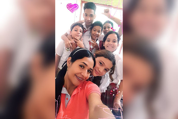 Doreynis Yulei Granados Pineda, licenciada en Educación Preescolar, junto a sus alumnos. 