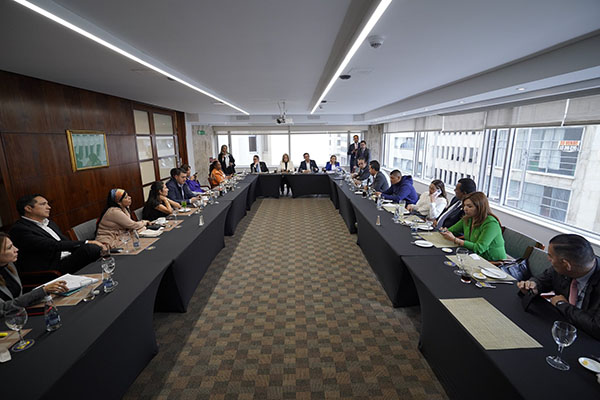 Reunión de la bancada parlamentaria del partido de la U con los codirectores de esa colectividad Clara Luz Roldan y Alexander Vega.
