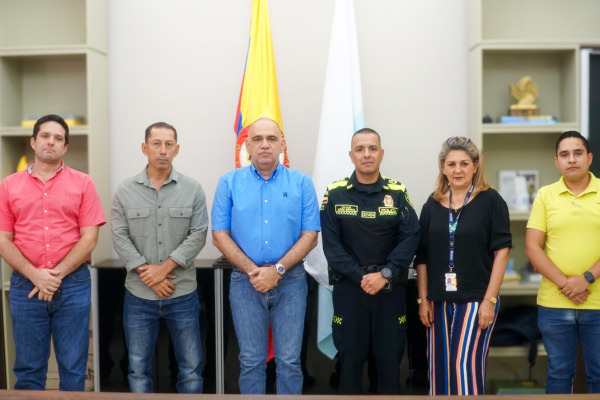 Gustavo Verdugo, secretario de Seguridad y Convivencia, Camilo George, secretario de Gobierno, Carlos Pinedo, alcalde de Santa Marta, junto a funcionarios de la Policía Nacional y la Fiscalía General de la Nación.