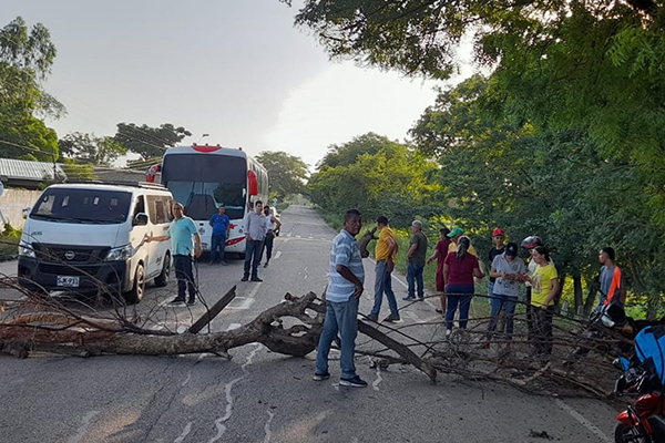 El bloqueo generó congestión vehicular en la zona y ha afectado la movilidad de los ciudadanos.