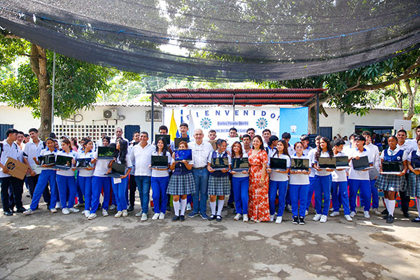 Carlos Pinedo, alcalde de Santa Marta, junto a estudiantes de grado 11.