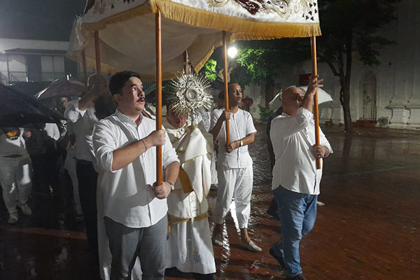 En medio de la lluvia los feligreses realizaron con mucha devoción la procesión del Corpus Christi. 