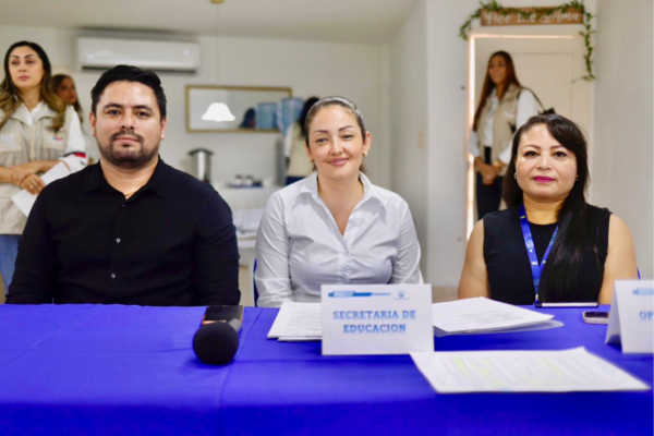 Sandra Muñoz, secretaria de Educación de Santa Marta junto a los representantes de los operadores de distribución.