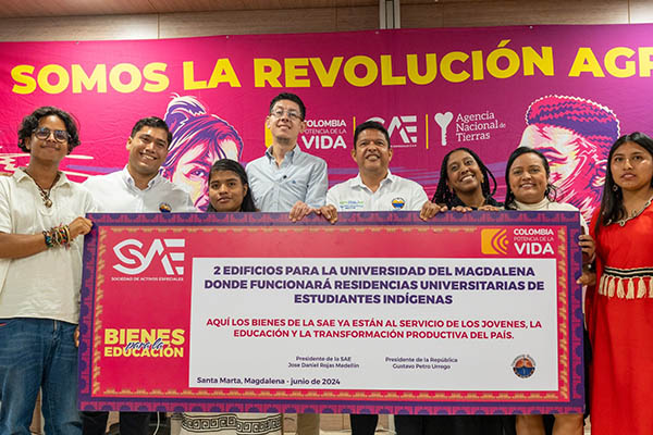 En la imagen el Rector de la Universidad del Magdalena Pablo Vera Salazar recibiendo la entrega de estos predios, para beneficiar a la comunidad educativa.