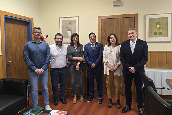 El Rector Pablo Vera Salazar se reunió con directivos de la Universidad de Cantabria. El Rector Pablo Vera Salazar se reunió con directivos de la Universidad de Cantabria.