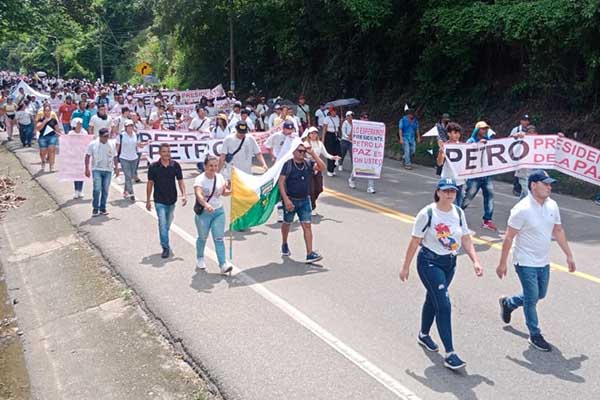 La multitudinaria marcha pacífica se inició en la vereda Mendihuaca y culminó en el punto de concentración ubicado en la entrada principal al Parque Tayrona, sobre la carretera Troncal del Caribe. Fotos Ly Erick Amasyfuen Pinche 