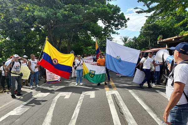 Durante el recorrido de la marcha los asistentes ondearon las banderas de Colombia, Santa Marta y Asocumunales. Durante el recorrido de la marcha los asistentes ondearon las banderas de Colombia, Santa Marta y Asocumunales.