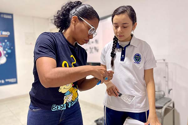 Docentes y estudiantes de décimo y undécimo grado de la Institución Educativa Distrital Liceo Samario, participaron en la capacitación del MinTIC.