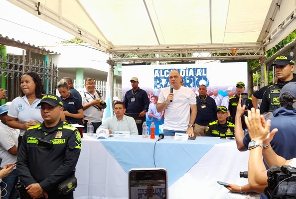 Carlos Pinedo, alcalde de Santa Marta, en su visita al barrio Las Malvinas. 