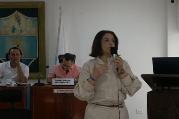 Yoceline Azar, rectora de la Universidad Distrital en su intervención en el Concejo de Santa Marta. 