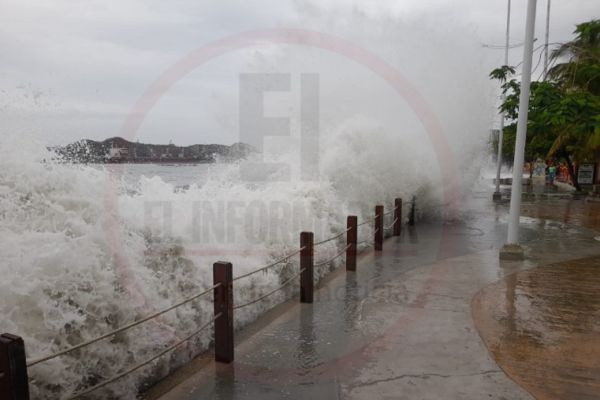 Debido al paso del huracán habrá un oleaje que podrá alcanzar los tres metros de altura.