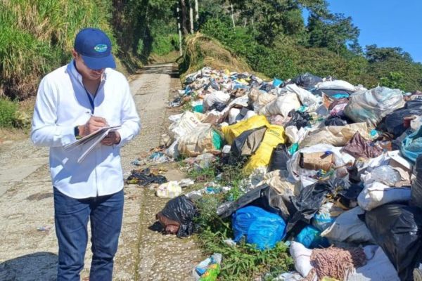 La acumulación descontrolada de las basuras en el caso urbano de la población amenaza tanto el entorno natural como la salud de sus habitantes. 