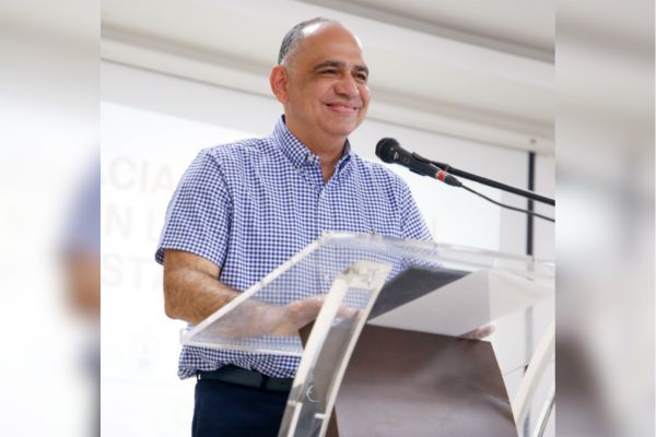 El alcalde Carlos Pinedo Cuello manifestó que es compromiso de su administración mejorar la calidad educativa del distrito de Santa Marta.