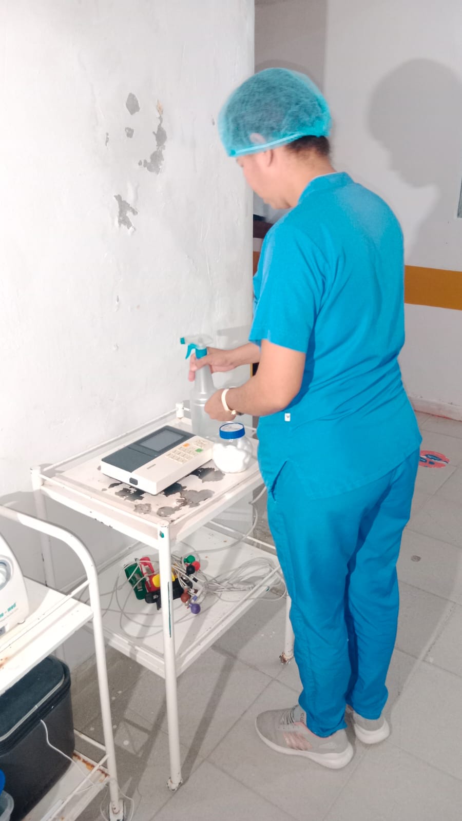 Enfermera en sus labores.