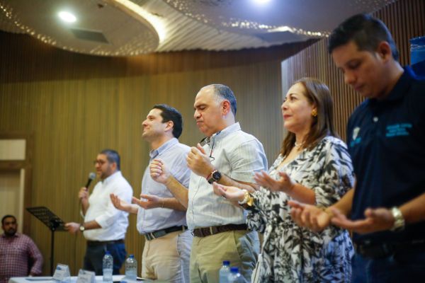 Carlos Pinedo, alcalde de Santa Marta junto a los representantes religiosos de la ciudad. 