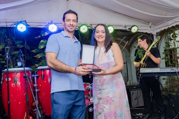 Mauricio Arrieta Fontanilla, director del Cetep recibiendo el galardón del segundo puesto en los Equaa Awards 2024, de la categoría ‘Innovación’