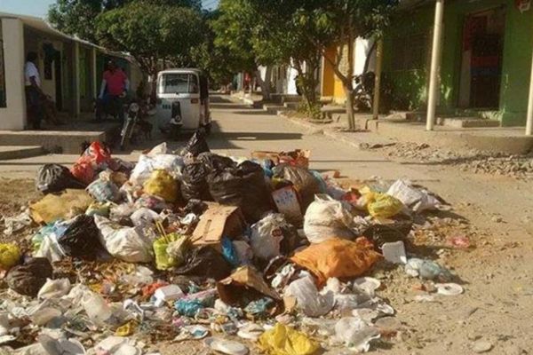 Los habitantes exigen a las autoridades locales que tomen medidas contra Interaseo y que se garantice la prestación de un servicio de calidad.