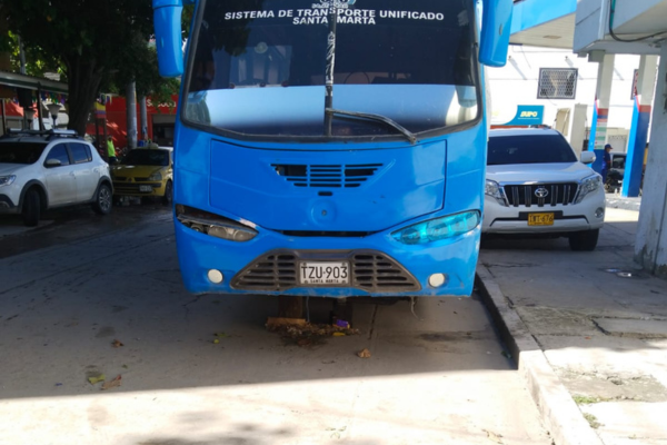 La buseta abandonada en carrera 18 con avenida del Río.