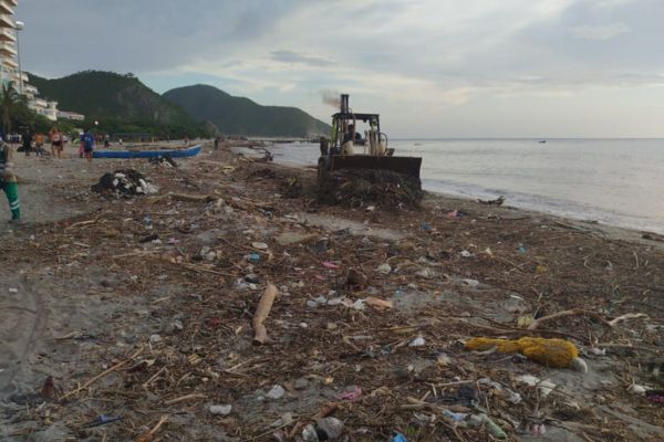 Los residuos sólidos que son arrojados a los ríos desembocan en la playa de ‘Los Cocos’ lo que en temporada de lluvias hace más evidente la falta de cultura ciudadana de los habitantes de Santa Marta.