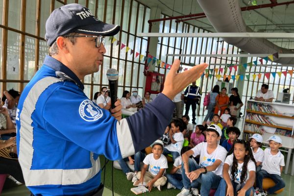 Jorge Guerra, técnico Operativo de la Secretaría de Movilidad dictándole una charla a los niños de Santa Marta.