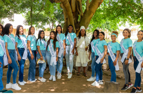  Candidatas a la Capitanía Distrital del Mar junto al líder del resguardo Arhuaco Katansama. 