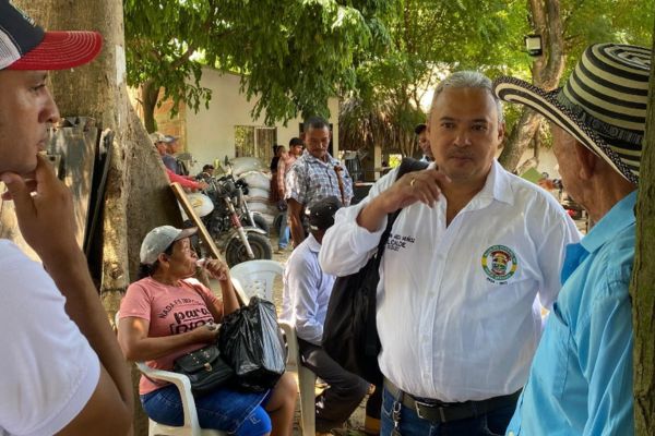 El alcalde de Nueva Granada, Joaquín Ariza Muñoz durante la entrega de agroinsumos a los campesinos del municipio.