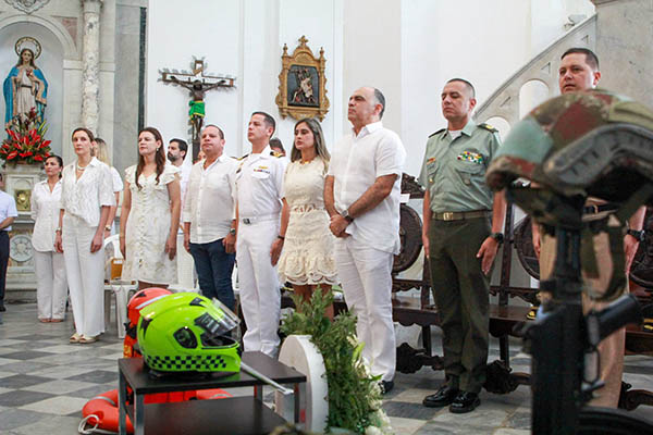 Carlos Pinedo, alcalde de Santa Marta, la gestora Social del distrito, Bleydis Pérez, el coronel de la Policía Metropolitana Jorge Bernal, entre otros funcionarios. 