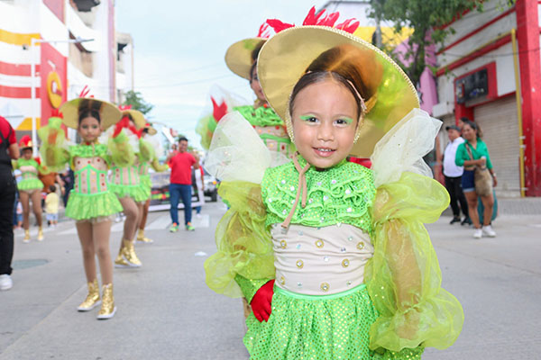 Los niños de Santa Marta fueron los encargados de amenizar el desfile este domingo. Foto José Antolínez, comunicaciones Fiesta de Mar