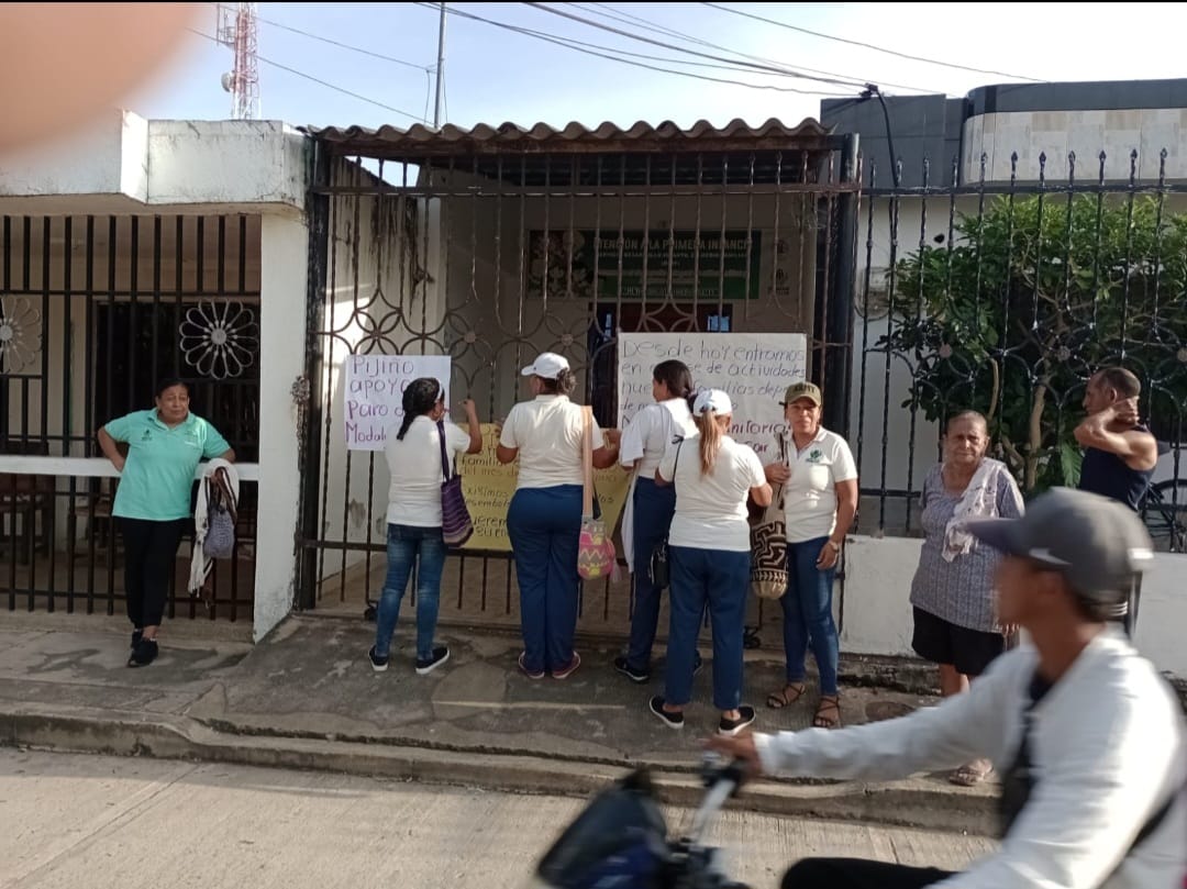 Con carteleras las madres comunitarias se tomaron la sede donde realizan sus labores de atención a los infantes. 