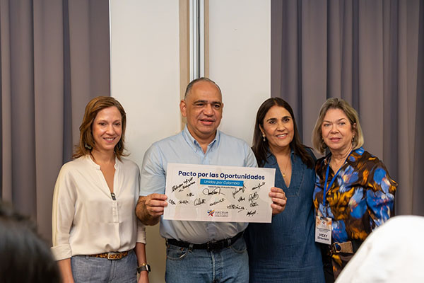 El evento fue presidido por María Claudia Lacouture, presidenta ejecutiva de AmCham Colombia; Carlos Pinedo, alcalde de Santa Marta; Silvia Elena Medina, presidenta ejecutiva de la Cámara de Comercio de Santa Marta para el Magdalena; y Vicky Ibáñez, directora ejecutiva de AmCham Atlántico y Magdalena.