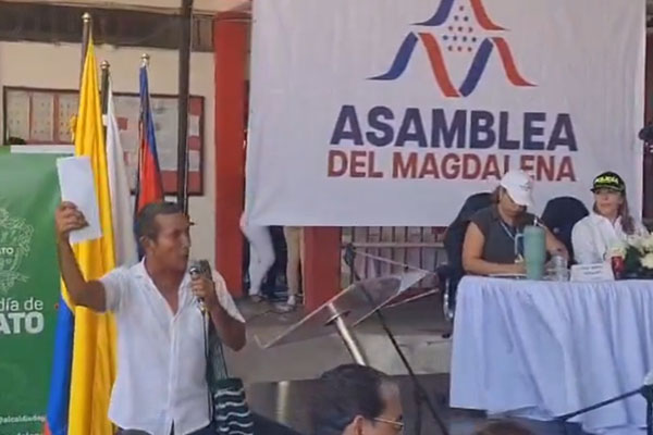 El líder comunal, Oscar Polanco, denunció en su intervención las presuntas irregularidades que al parecer se presentan en la construcción de la sede de educación superior en Plato.