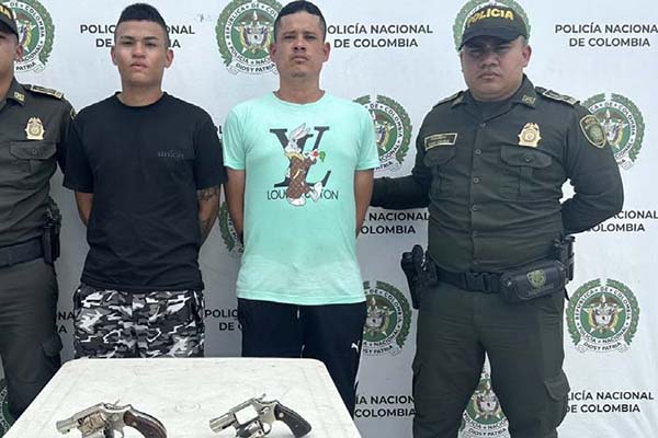 En el operativo judicial, la Policía  encontró en el poder de los presuntos delincuentes, armas de fuego tipo revólver.
