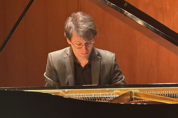 : Simón Vlásov, pianista internacional. 