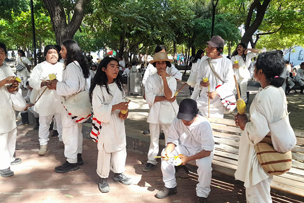Los indígenas se citaron en el parque Simón Bolívar, en frente de la Alcaldía de Santa Marta para mandar un mensaje al gobierno nacional. 