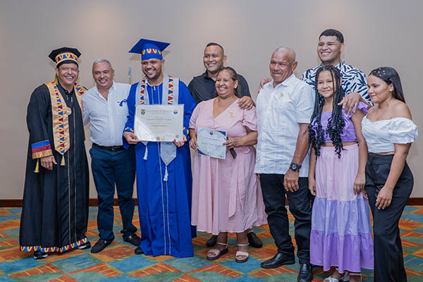  El rector Pablo Vera Salazar PhD., en compañía del alcalde de Nueva Granada, Joaquín Emilio Ariza Muñoz, el graduado Santiago David Puello Ramos y familiares del nuevo profesional.
