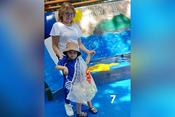 Los niños desfilaron con hermosos disfraces elaborados con material reciclable, como parte de un concurso creativo. Los niños desfilaron con hermosos disfraces elaborados con material reciclable, como parte de un concurso creativo.