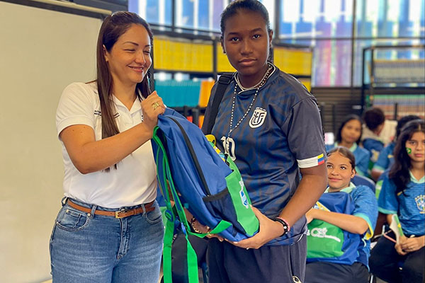 : La secretaria de Educación Distrital, Sandra Muñoz, lideró la jornada de entrega de más de 1.400 kits escolares en el Megacolegio IED Aluna. : La secretaria de Educación Distrital, Sandra Muñoz, lideró la jornada de entrega de más de 1.400 kits escolares en el Megacolegio IED Aluna.