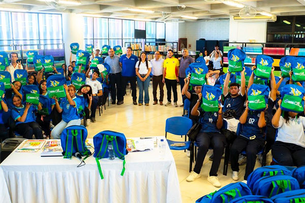 La secretaria de Educación Distrital, Sandra Muñoz, lideró la jornada de entrega de más de 1.400 kits escolares en el Megacolegio IED Aluna.