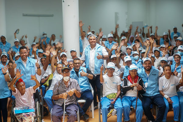 El secretario de Salud de Santa Marta Jorge Lastra junto al grupo de profesionales de la salud que atenderán a los ciudadanos en los barrios de la ciudad. 